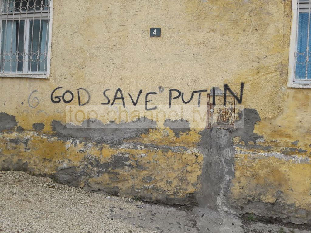 Parrulla pro Rusisë dhe Putinit në Përmet (FOTO)