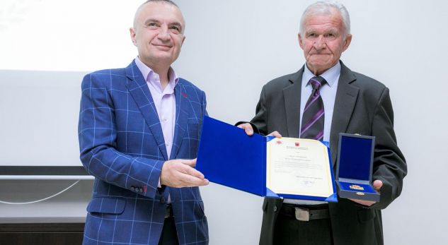 Përmet, presidenti Meta nderon trajnerin e shquar Ethem Kaso me titullin ‘Mjeshtër i Madh’