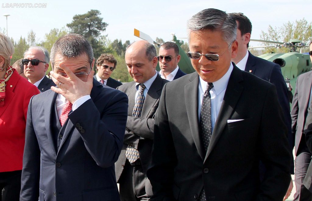 Donald Lu vlerëson gazetarët: Falë shkrimeve të tyre u ‘rrëzuan’ këta politikanë…