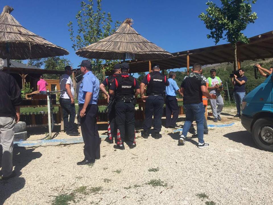 AKU Gjirokastё bёn ‘namin’ te Uji i Ftohtё Tepelenё, sekustron 230 kg mjaltё industrial dhe 50 kg vaj ulliri. Policia ndalon dy tregtarё qё kundёrshtuan