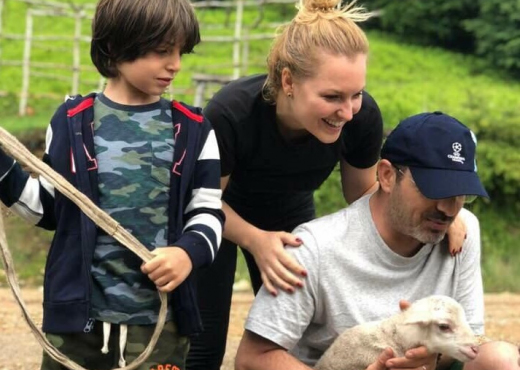 Pasi fitoi lirinë, Saimir Tahiri shfaqet me familjen dhe një… qingj