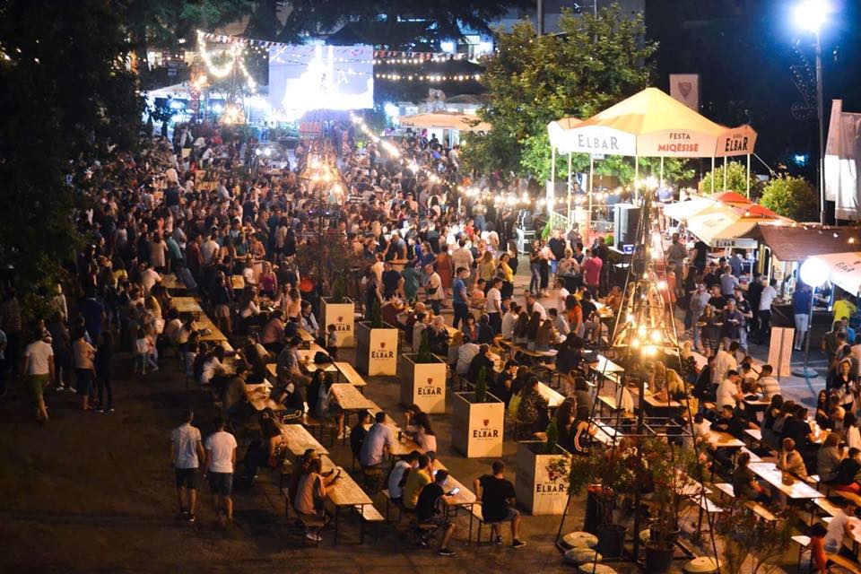 Birra dhe muzikë të mirë, Gjirokastra dyndet te Sheshi ‘Çerçiz Topulli’ (FOTO)