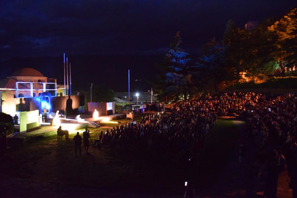 ‘Sokrati’, Mirush Kabashi i surprizuar nga Gjirokastra: Nuk e prisja të ishin mbi 1500 spektatorë…