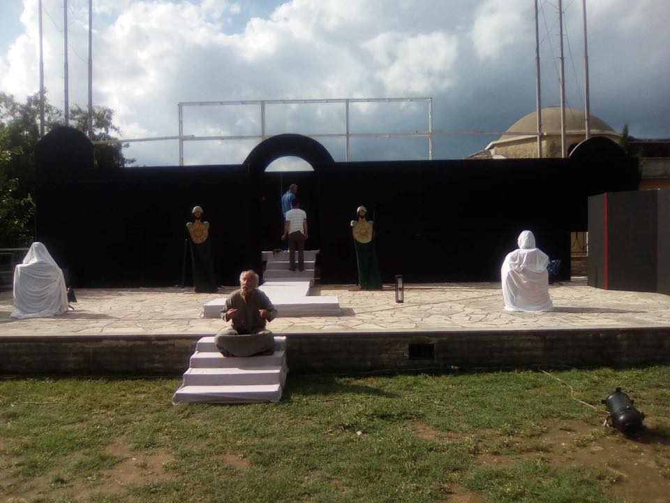 Mirush Kabashi në Gjirokastër, gati për ‘Apologjinë e Vërtetë të Sokratit’ (FOTO)