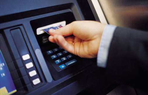 Policia shqiptare ka një thirrje të ‘çuditshme’ për ata që tërheqin para nga bankomati