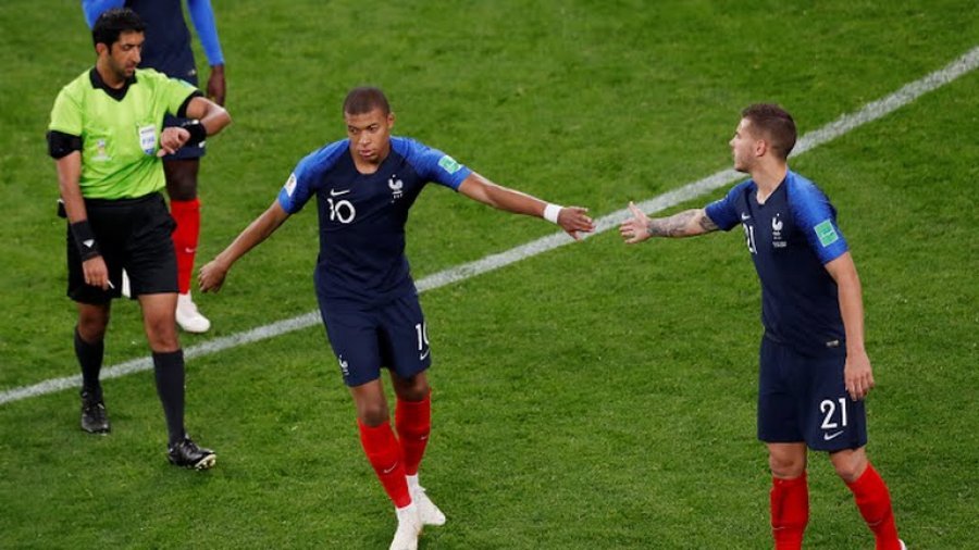 Franca fiton me vështirësi, Peruja ngarkon valixhet