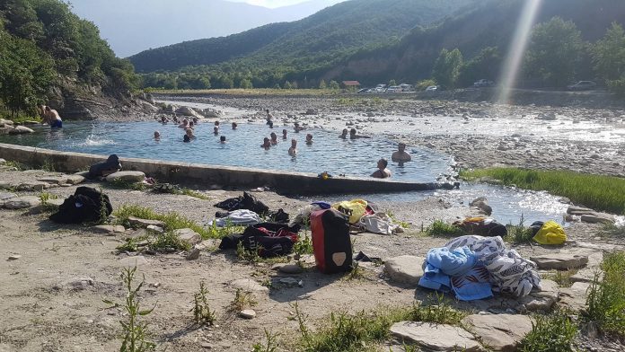 Llixhat e Bënjës në Përmet një destinacion turistik i pashmangshëm, sot turistë edhe nga Finlanda e largët (FOTO)