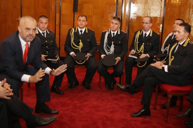 Prapaskenat/ Lëvizjet në Policinë e Shtetit pas takimit të Ramës me drejtorët