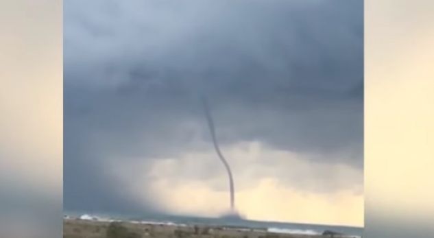 Tornado në grykëderdhjen e Vjosës, pamje të frikshme (VIDEO)