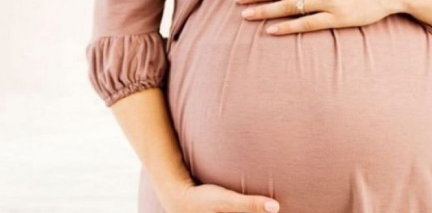 Ndodh edhe kjo/ Gruaja shqiptare i shet fëmijën për 70 mijë euro çiftit homoseksual