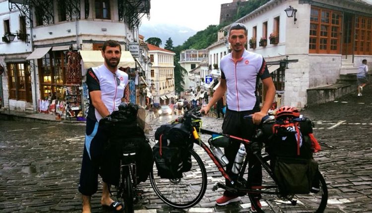 Udhëtimi për në Mekë, dy çiklistët nga Tetova ndalen në Gjirokastër