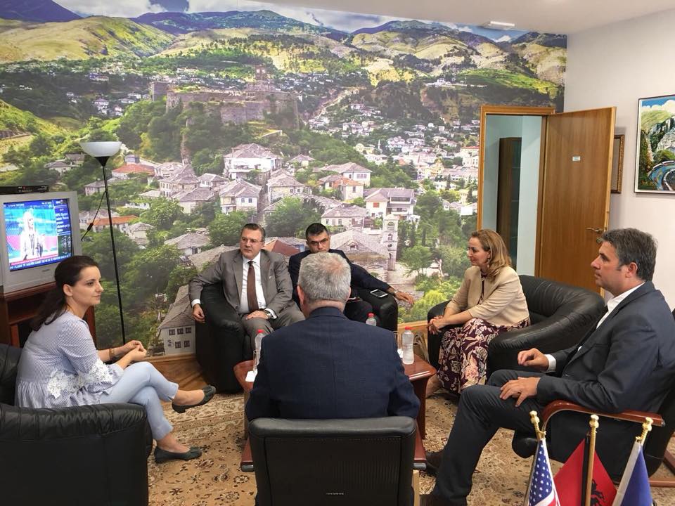 Ambasadori i Turqisë viziton Gjirokastrën, pritet nga prefekti dhe kryetarja e bashkisë (FOTO)