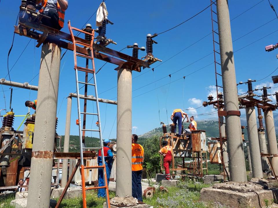 Punonin të riparonin defektin, digjen dy punonjës të OSHEE-së