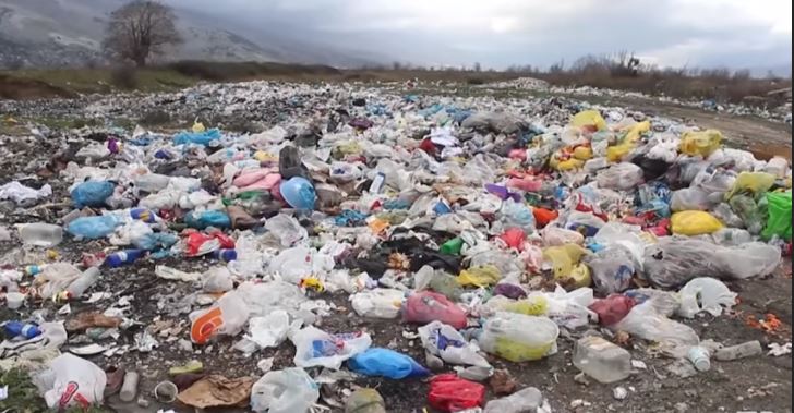 Gjirokastra me ndotje dramatike, vetëm 60% e plehrave grumbullohen. Bashkia ka vetem 5 makina (VIDEO)