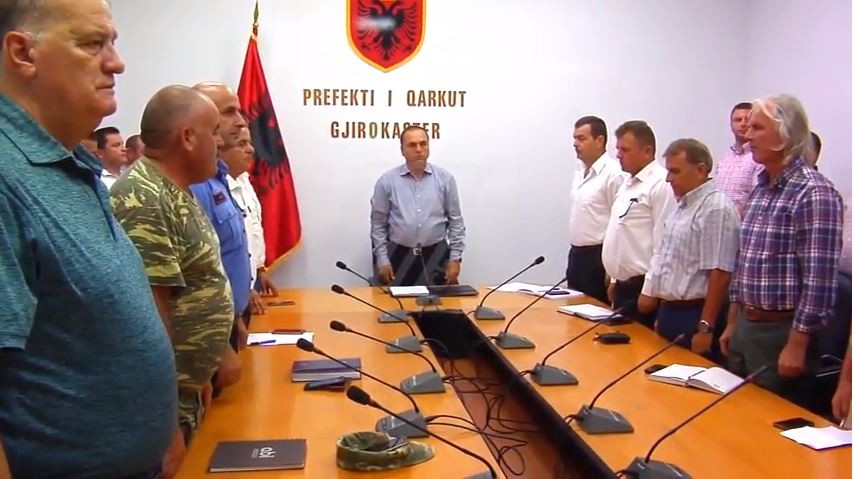 Dje harruan, sot korrigjojnë ‘gabimin’. 1 minutë heshtje në Prefekturën Gjirokastër për viktimat në Greqi