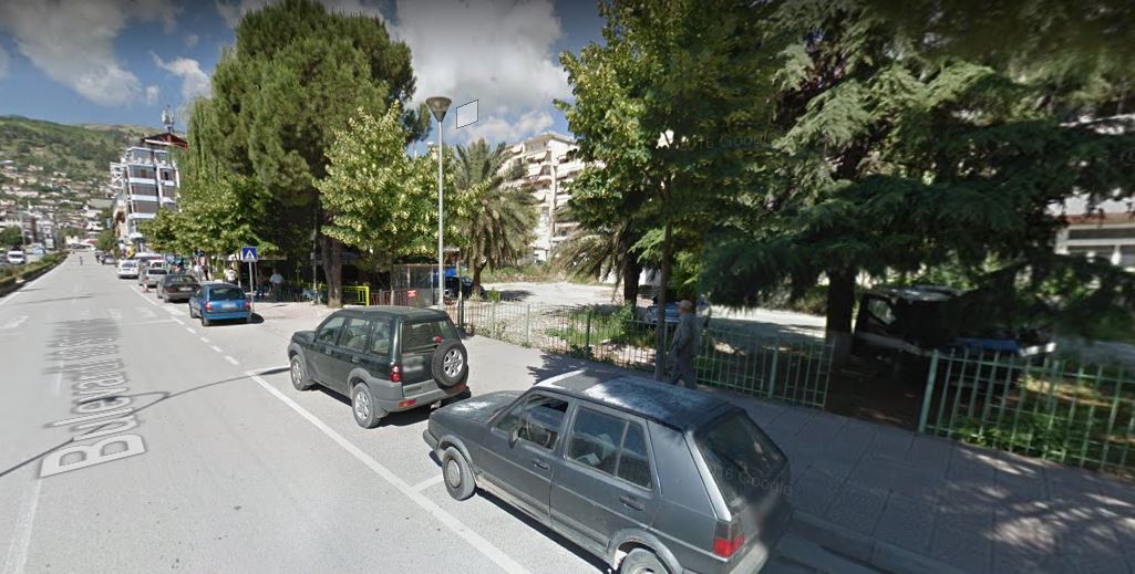 Gjirokastër, shoferi aksidenton gruan në ’18 Shtatori’ dhe ia mbath me shpejtësi