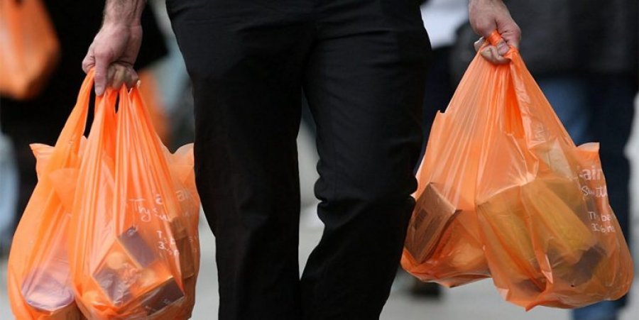 Hyn në fuqi ligji, nga sot ndalohet përdorimi i qeseve plastike