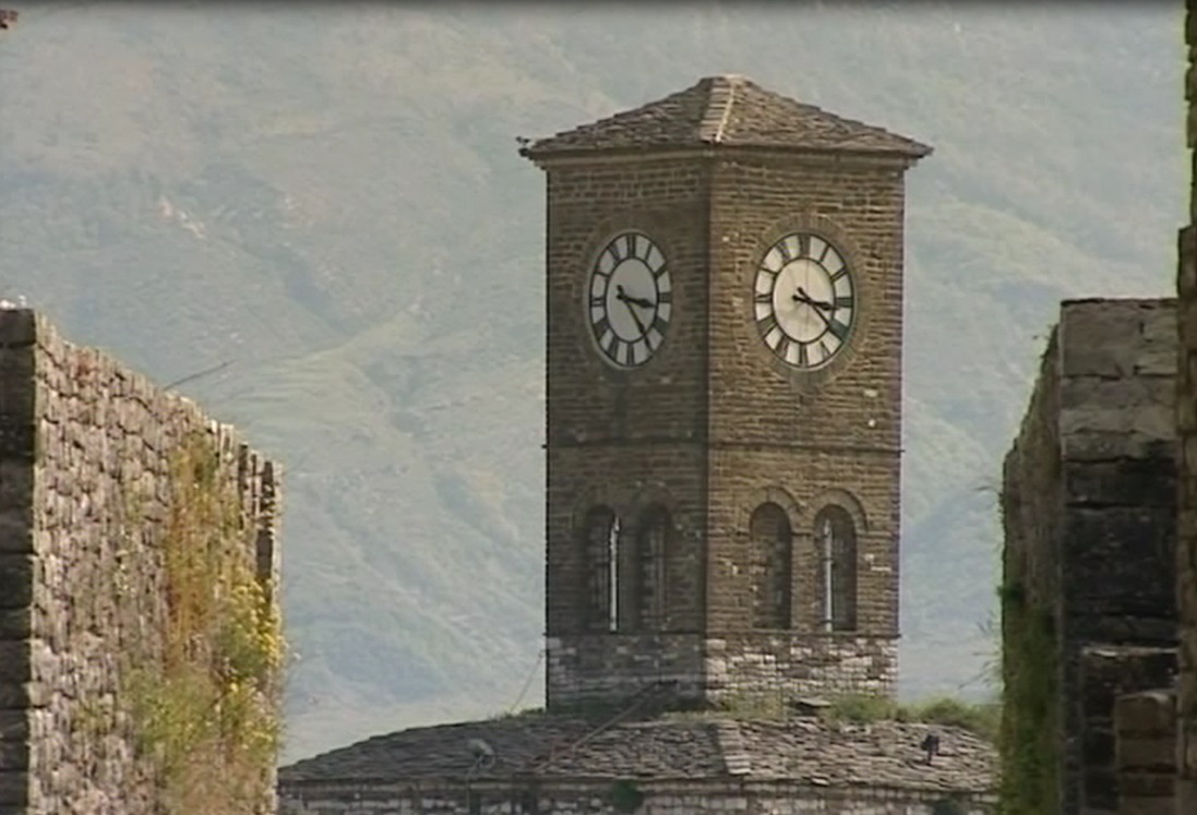 Ngecin akrepat e sahatit në Gjirokastër (VIDEO)