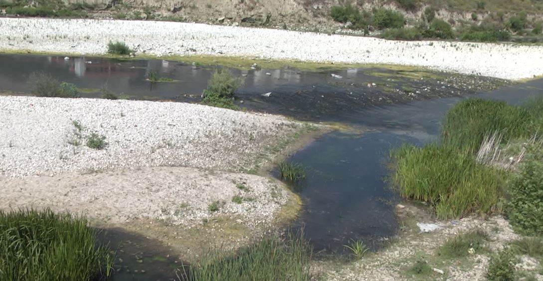 Gjirokastër, lumi Drino vatër infeksionesh për shkak të ndotjes nga ujërat e zeza