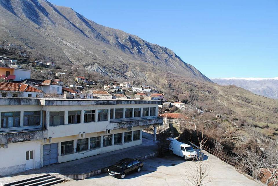 I vetëvarur në pemën te oborri i Kishës, misteri i vdekjes së babait të dy fëmijëve nga Mashkullora