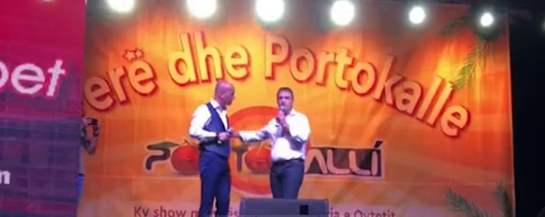 “Verë dhe Portokalle” shkrijne me te qeshura Tepelenën (VIDEO)