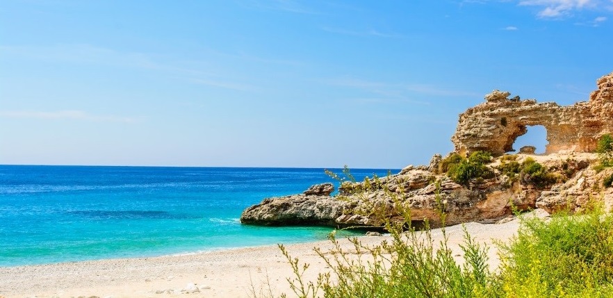 Italianët të mahnitur me jugun e Shqipërisë: Të udhëtosh midis kështjellave përrallore dhe peizazheve