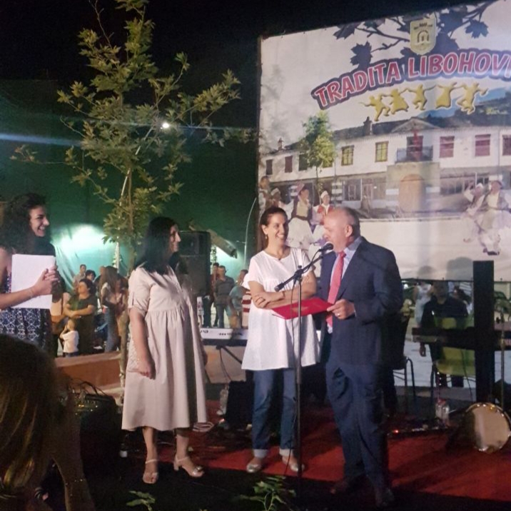 Libohova nderon me titullin ‘Qytetar Nderi’ investitorët e fabrikës së ujit në Zagori dhe pilotin veteran (FOTO)