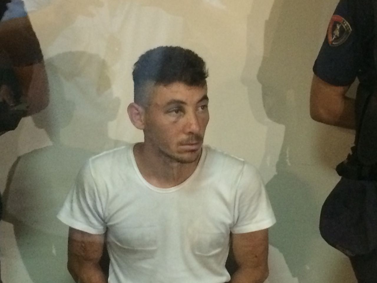 Monstra që vrau 8 vetë mbërrin në gjykatë, i braktisur nga familjarët