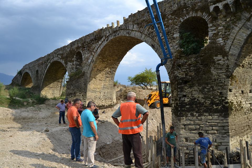 Gjirokastër, nis restaurimi i urës së Kodhorcës (FOTO)