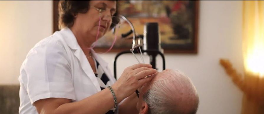 Programi i Ministrisë së Shëndetësisë, të moshuarit në Gjirokastër përfitojnë syze falas