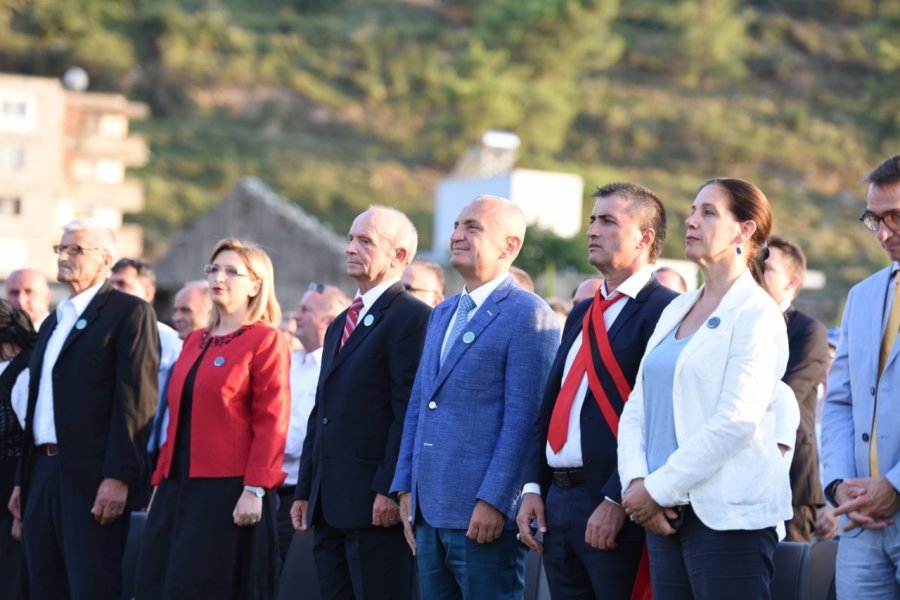 Presidenti dekoron të mbijetuarit e kampit të internimit në Tepelenë (FOTO)