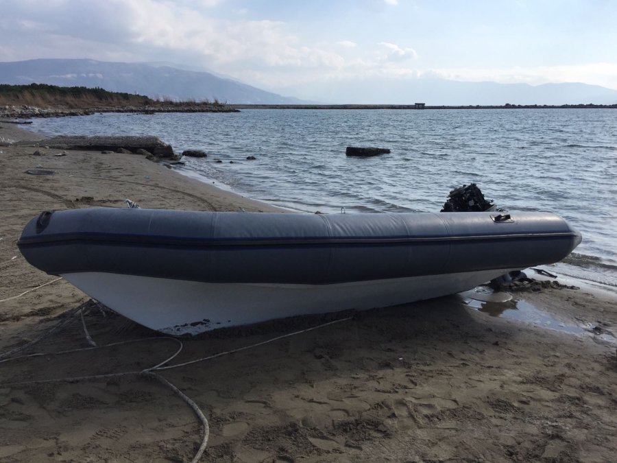 Sarandë, gjendet gomonia e vjedhur në Greqi. Dyshohet se përdorej për trafik droge