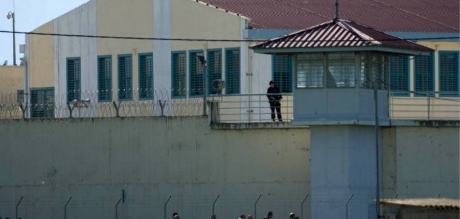 Greqi, i burgosuri shqiptar në gjendje të rëndë. Kishte pirë shumë…