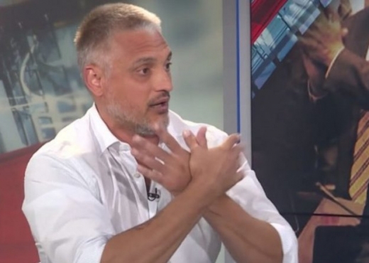 E habitshme/ Politikani serb bën shqiponjën live në televizion