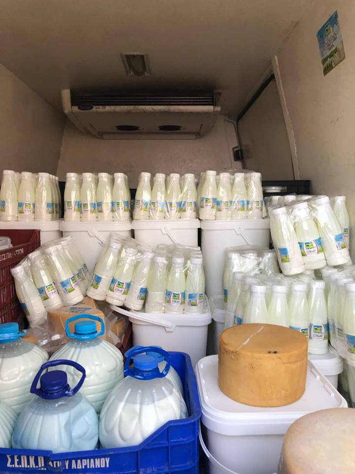 AKU ndalon dy furgonë që shisnin qumësht jashtë standardeve në bregdet