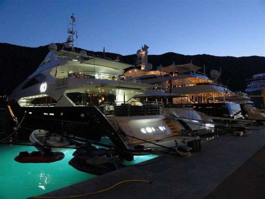 Rrëfimi i prostitutës/ Cilët janë deputetët shqiptarë që shkojnë në Mal të Zi për festa të çmendura?