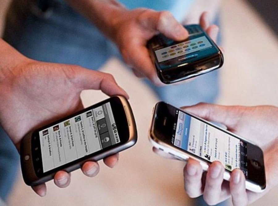 Shqiptarët të ‘çmendur’ pas celularit dhe internetit, AKEP nxjerr shifrat