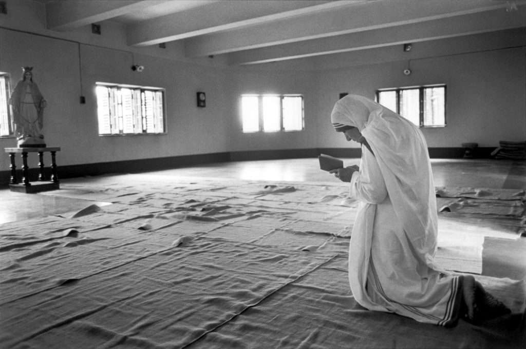 E vërteta e lutjeve dhe vizitës së Nënë Terezës te varri i Enver Hoxhës