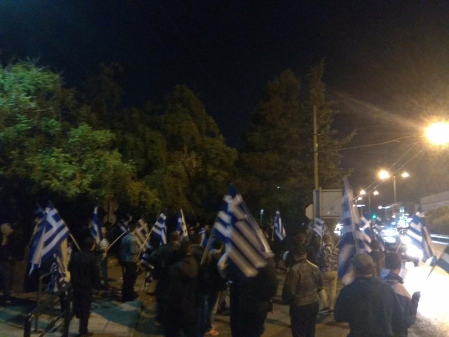 ‘Vritini qentë shqiptarë’, protesta para ambasadës shqiptare në Athinë