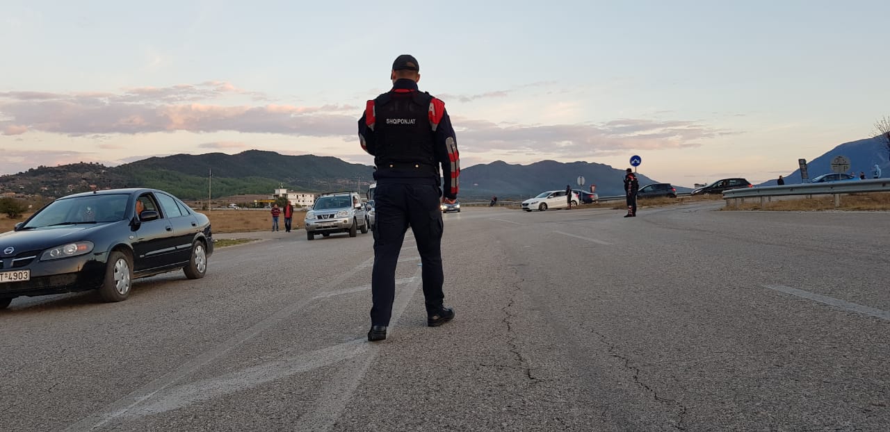 Pas varrimit të Kacifas, ekstremistët grekë bllokojnë autostradën Kakavijë-Gjirokastër (FOTO)