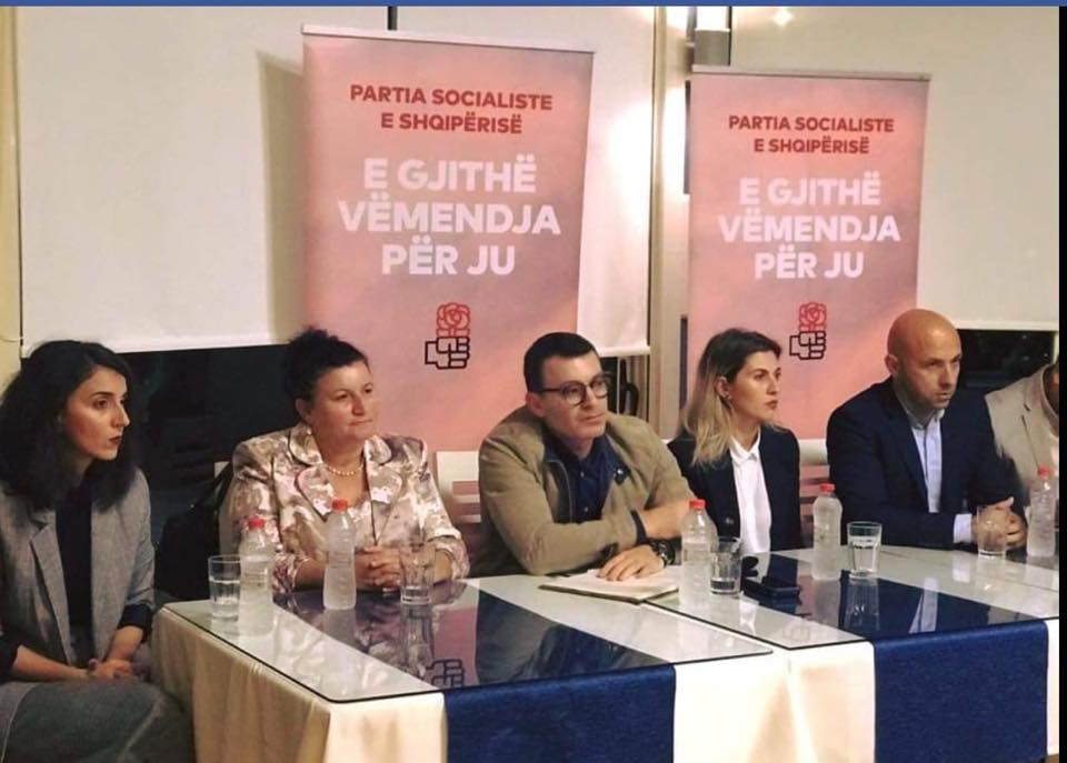 Deputeti i Sarandës në krah me motrën e të arrestuarit për vrasjen në Memaliaj