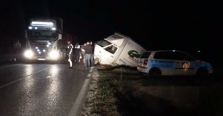 Aksident/ Shoferit i bllokohet timoni, makina përfundon në kanal