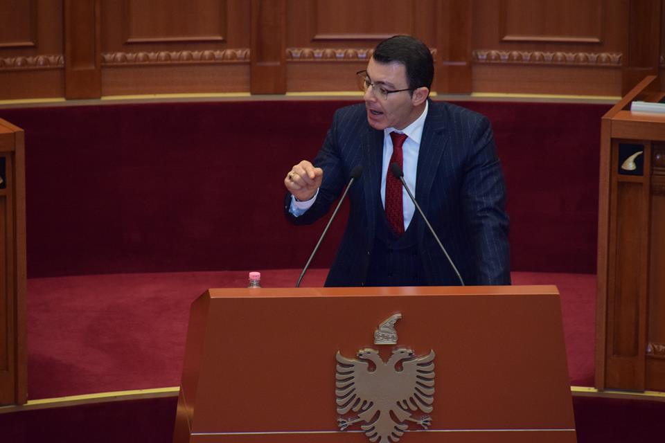 Deputeti i Sarandës nuk dorëhiqet, por heq fjalën ‘autik’ nga postimi i tij në Facebook