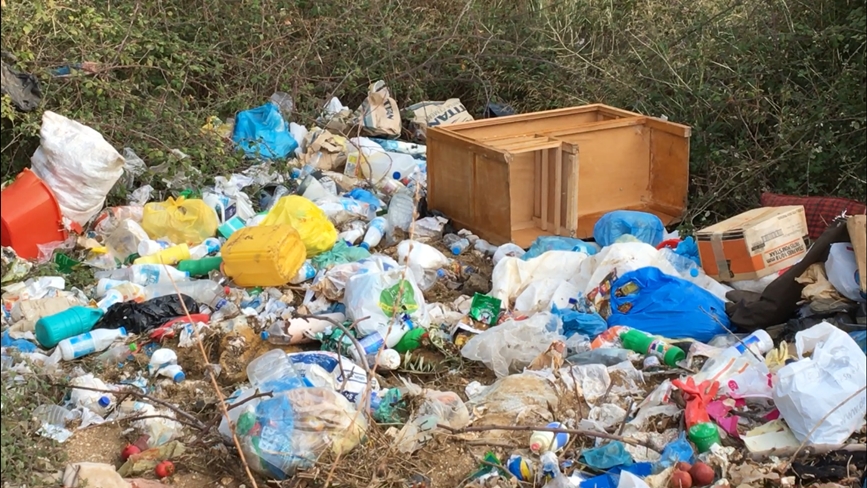 Delvinë, i vënë flakën plehrave, por djegin edhe qendrën shëndetësore