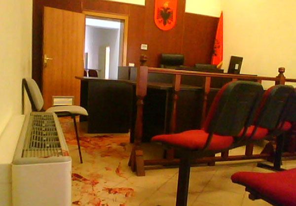 Donin të korruptonin gjyqtarin, arrestohet avokati dhe klienti i tij