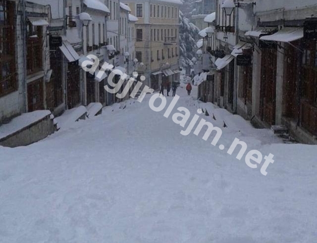 Nën pushtetin e borës, shihni çfarë ndodh në Pazarin e Gjirokastrës (FOTO)
