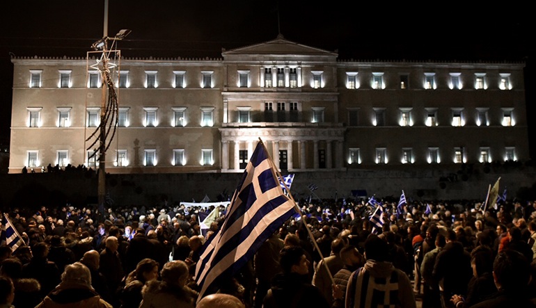 Tension në Athinë, protestuesit rrethojnë parlamentin. Ka të plagosur (FOTO)