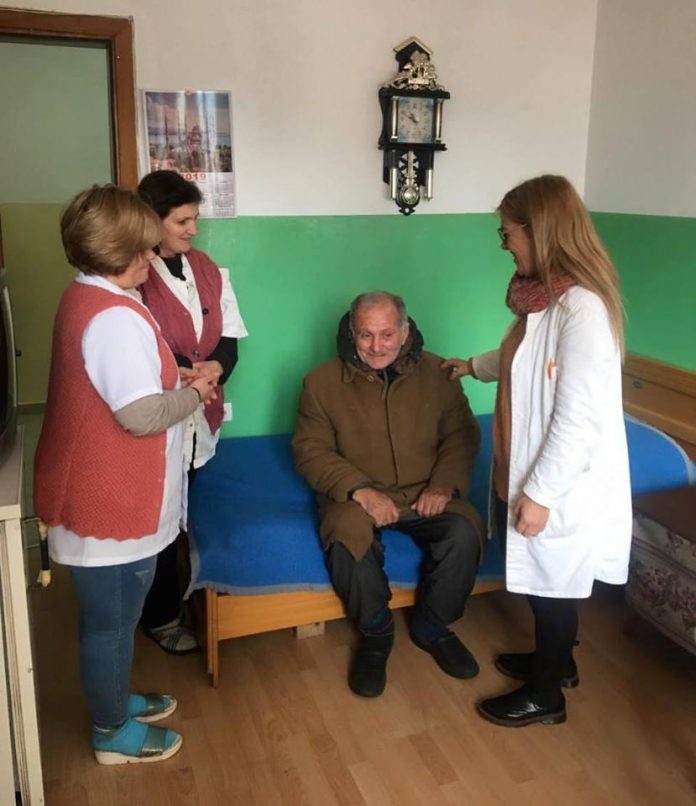 64-vjeçari i pastrehë sistemohet në Shtëpinë e të Moshuarve në Gjirokastër