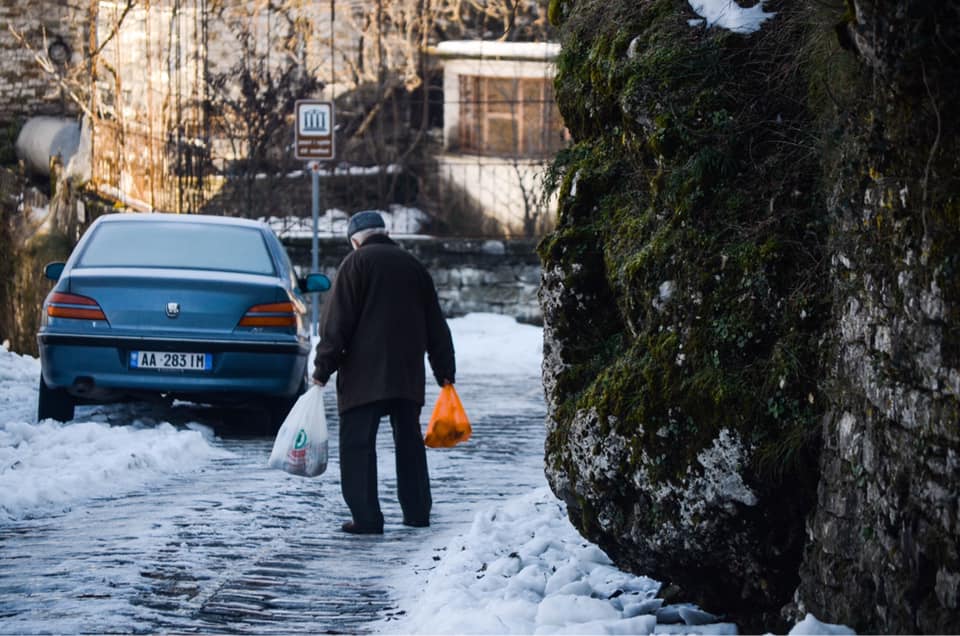 FOTO LAJM/ I moshuari ‘ngec’ në kalldrëmet e ngrira të Gjirokastrës