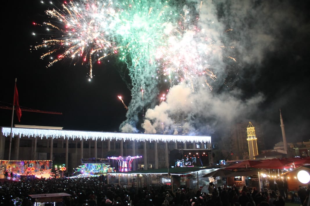 Viti i Ri, spektakël fishekzjarresh në Tiranë (FOTO)